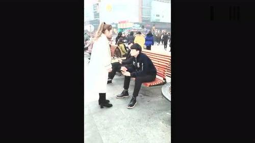 吃瓜小伙电梯吃瓜被抢,吃瓜小伙遭遇“抢瓜”风波