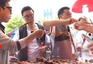 街头挑战吃瓜,谁能笑到最后？