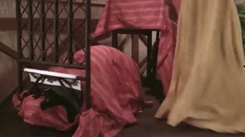 女孩全程吃瓜视频,女孩解锁夏日美食新姿势