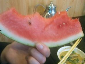 春雨吃瓜苏淼淼,苏淼淼演绎夏日清新风