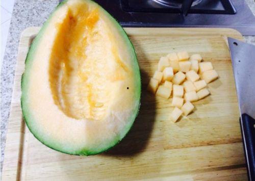 妞妞吃不饱吃哈密瓜